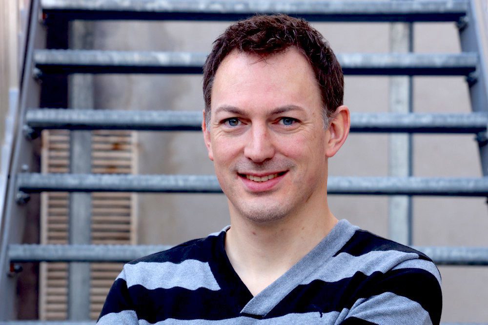 Portrait de David Labouré - Debout sur la table © STAN # magazine # média # blogueur # influenceur # Suisse #STAN